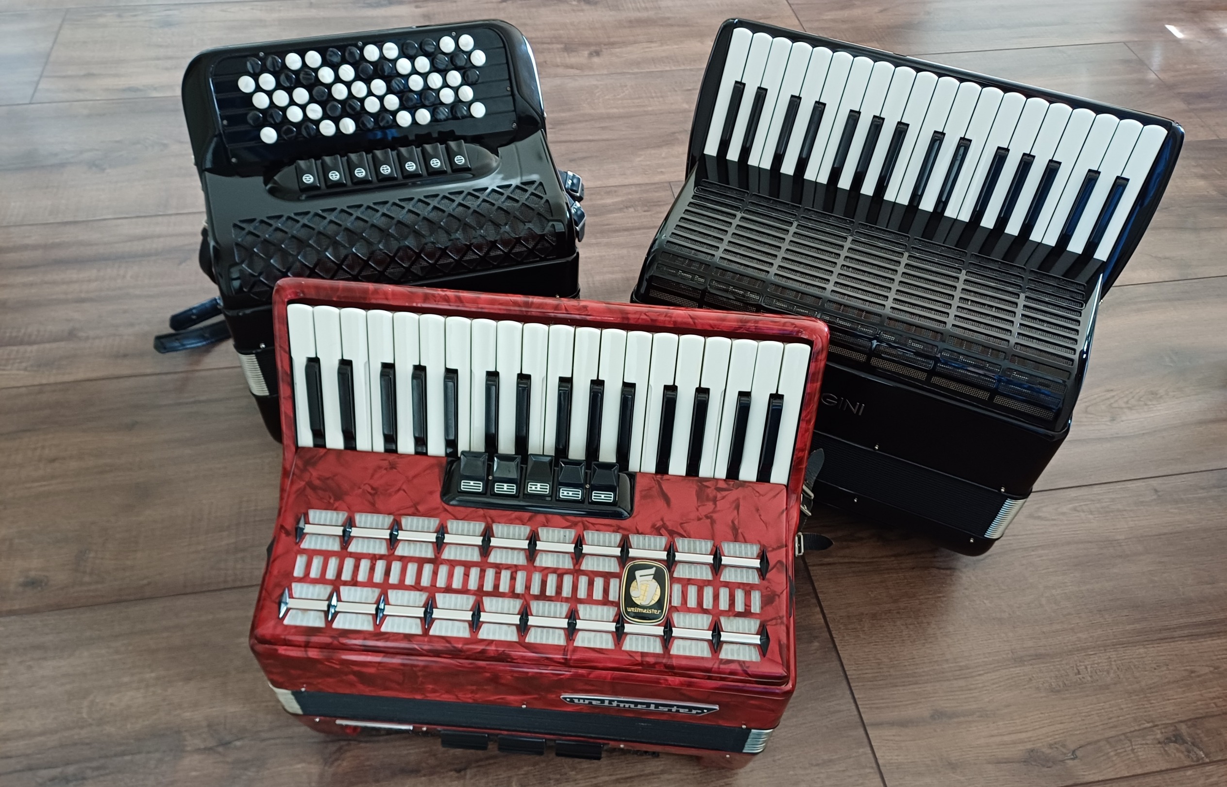 Een klavieraccordeon, een knopaccordeon en een basaccordeon